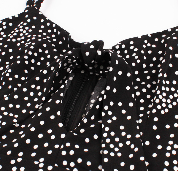 Alkalmi női rövid ruha vékony pántokkal és mély nyakkivágással