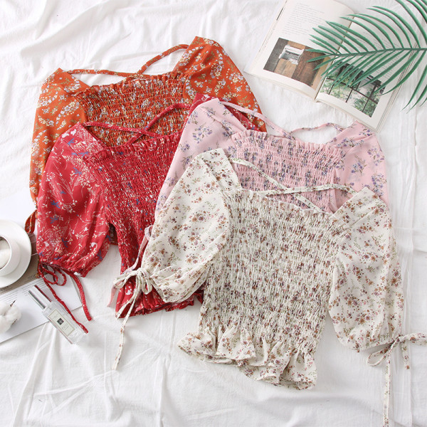 Kandilise kaelusega ja lillemotiividega naiste pluus