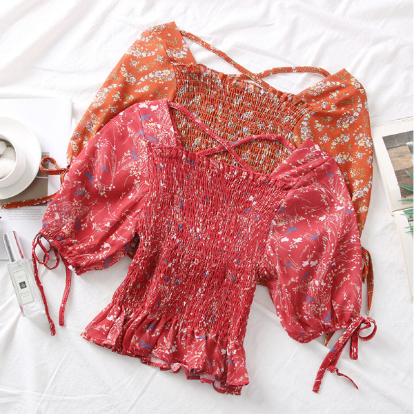 Kandilise kaelusega ja lillemotiividega naiste pluus