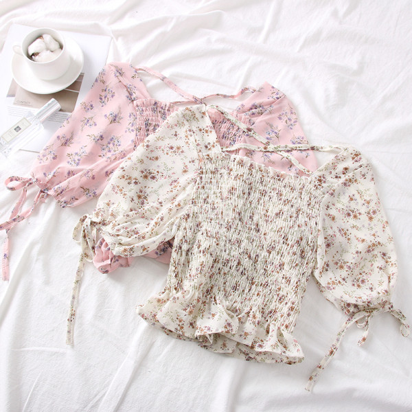 Kandilise kaelusega ja lillemotiividega naiste pluus