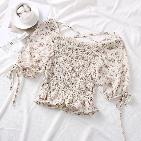 Kandilise kaelusega ja lillemotiividega naiste pluus