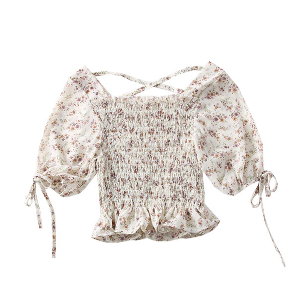 Kandilise kaelusega ja lillemotiividega naiste pluus