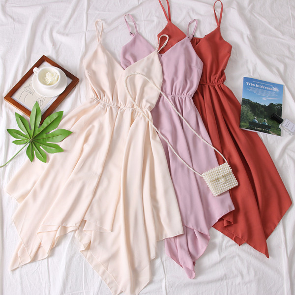 Modern női ruha spitz nyakkivágással és vékony pántokkal - aszimmetrikus modell