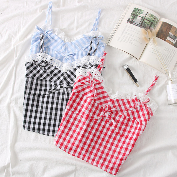 Kockás női felső vékony pánttal és csipkével