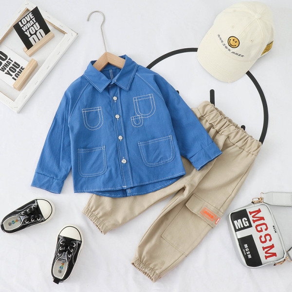 Tavaszi öltöny fiúknak két részből áll, inggel és nadrággal