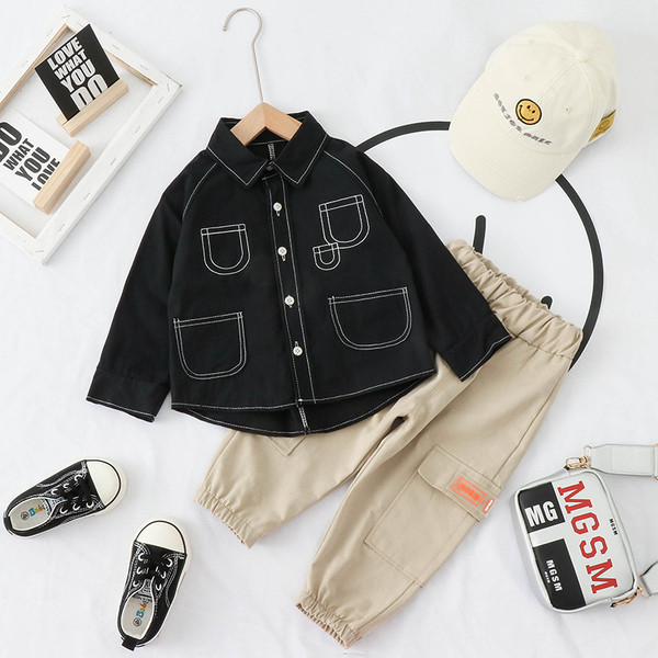 Tavaszi öltöny fiúknak két részből áll, inggel és nadrággal