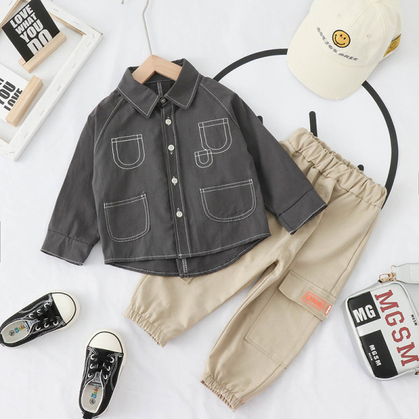 Tavaszi öltöny fiúknak két részből áll, inggel és nadrággal
