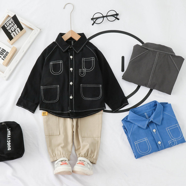 Tavaszi öltöny fiúknak két részből áll, inggel és nadrággal