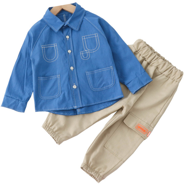 Tavaszi öltöny fiúknak két részből áll, inggel és nadrággal