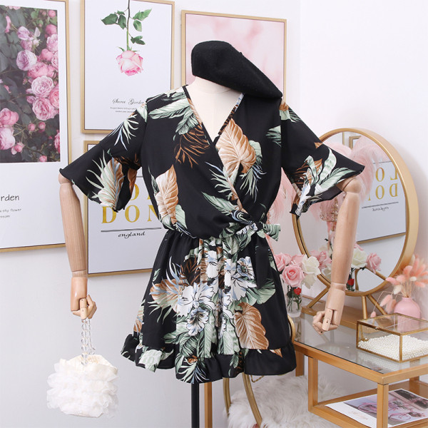 Lillemotiivide ja spitsikaelusega naiste kombinesoonide uus mudel