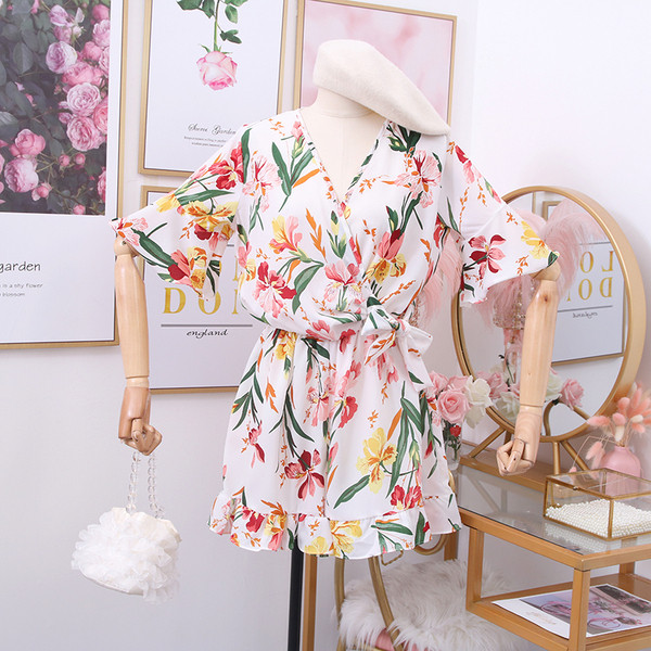 Lillemotiivide ja spitsikaelusega naiste kombinesoonide uus mudel