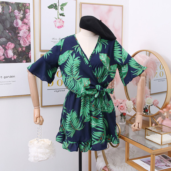 Lillemotiivide ja spitsikaelusega naiste kombinesoonide uus mudel