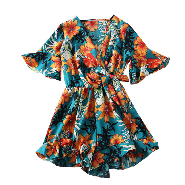 Lillemotiivide ja spitsikaelusega naiste kombinesoonide uus mudel