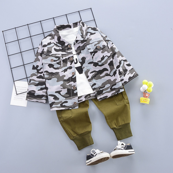 Gyerekkészlet fiúknak három részből áll - terepszínű ing, blúz és nadrág