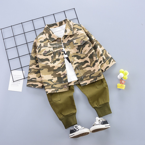 Gyerekkészlet fiúknak három részből áll - terepszínű ing, blúz és nadrág