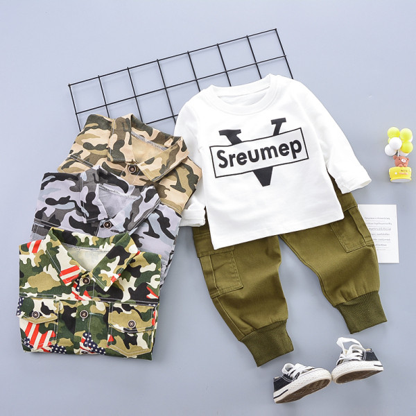 Gyerekkészlet fiúknak három részből áll - terepszínű ing, blúz és nadrág