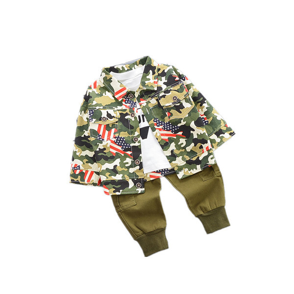 Gyerekkészlet fiúknak három részből áll - terepszínű ing, blúz és nadrág