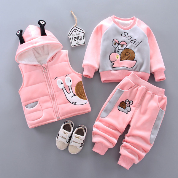 Három részből álló bársonyos téli szett, melyben mellény, pulóver és csigahímzéses nadrág található