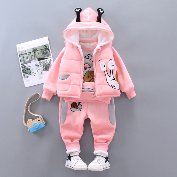 Három részből álló bársonyos téli szett, melyben mellény, pulóver és csigahímzéses nadrág található