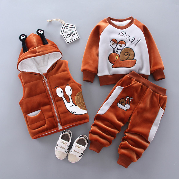 Három részből álló bársonyos téli szett, melyben mellény, pulóver és csigahímzéses nadrág található