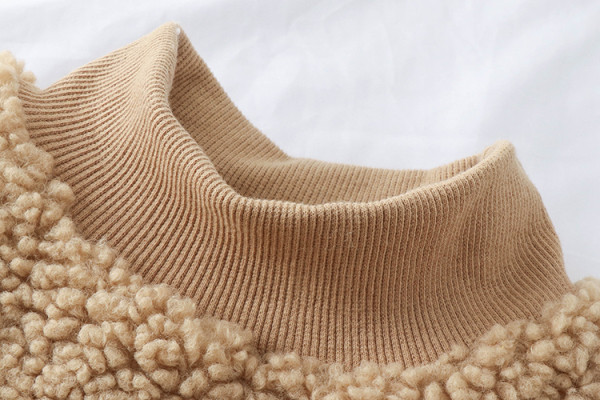 Gyermek bélelt pulóver kockás ujjakkal, magas gallérral és felirattal