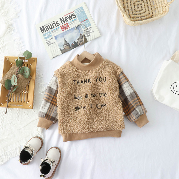 Gyermek bélelt pulóver kockás ujjakkal, magas gallérral és felirattal