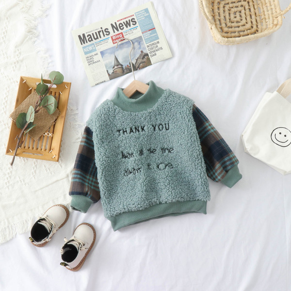 Gyermek bélelt pulóver kockás ujjakkal, magas gallérral és felirattal