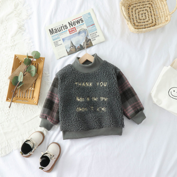 Gyermek bélelt pulóver kockás ujjakkal, magas gallérral és felirattal