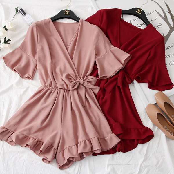 Modern női overall kivágott ujjakkal és spitz nyakkivágással