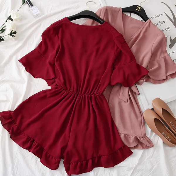 Modern női overall kivágott ujjakkal és spitz nyakkivágással