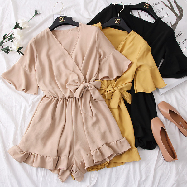 Modern női overall kivágott ujjakkal és spitz nyakkivágással