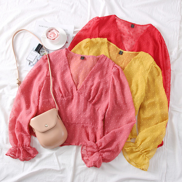 Modern női blúz spitz nyakkivágással és lótusz ujjakkal