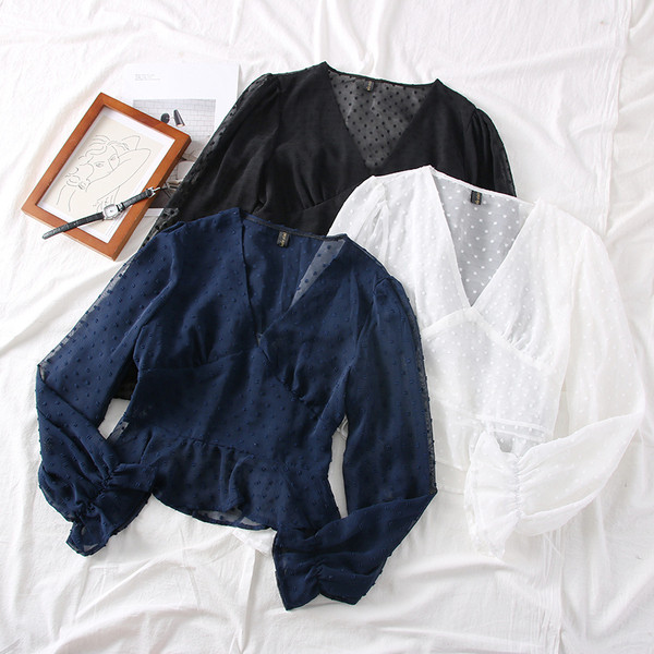 Modern női blúz spitz nyakkivágással és lótusz ujjakkal