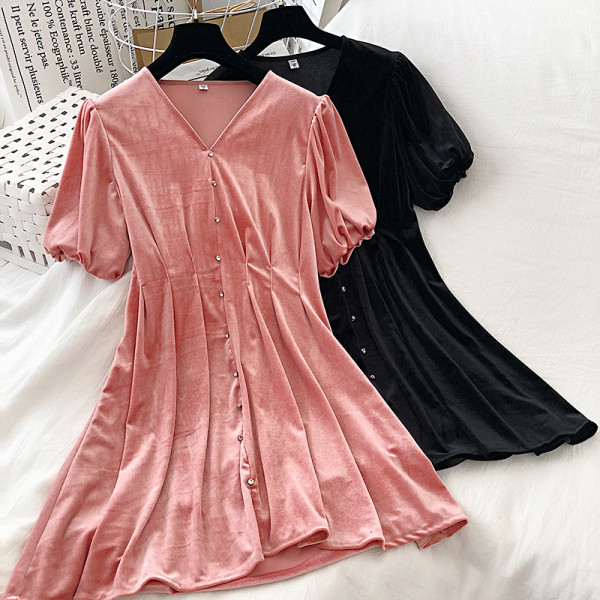 Női bársonyruha gombokkal és V-nyakkal