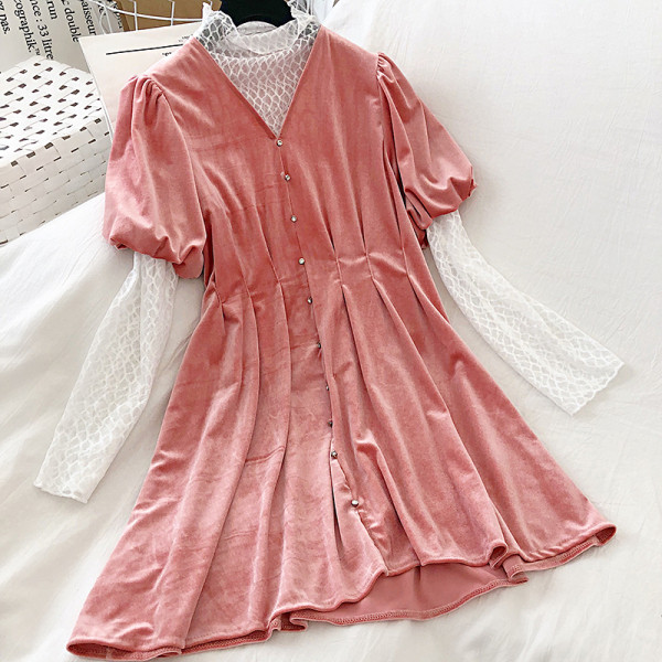 Női bársonyruha gombokkal és V-nyakkal