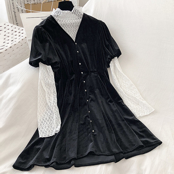 Női bársonyruha gombokkal és V-nyakkal