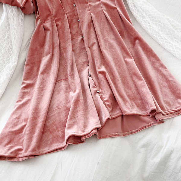 Női bársonyruha gombokkal és V-nyakkal