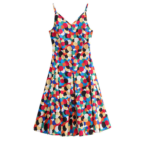 Rövid szabású ruha vékony pántokkal és spitz nyakkivágással