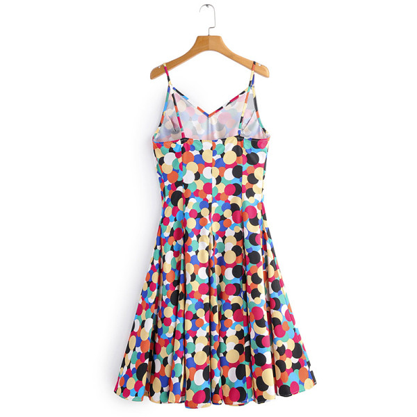 Rövid szabású ruha vékony pántokkal és spitz nyakkivágással