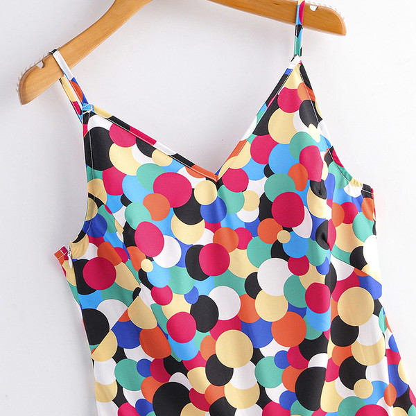 Rövid szabású ruha vékony pántokkal és spitz nyakkivágással