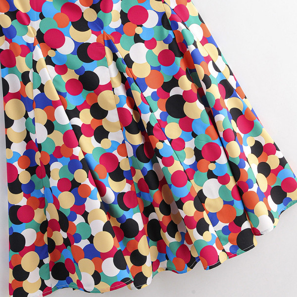 Rövid szabású ruha vékony pántokkal és spitz nyakkivágással