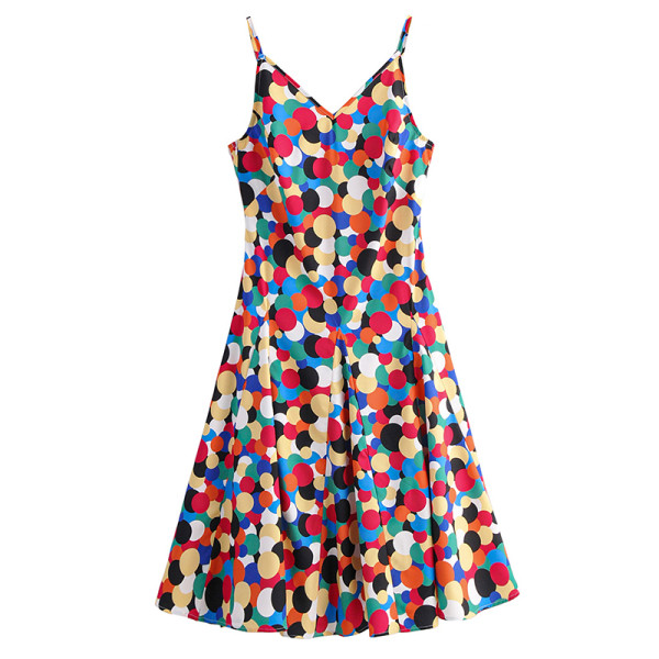 Rövid szabású ruha vékony pántokkal és spitz nyakkivágással