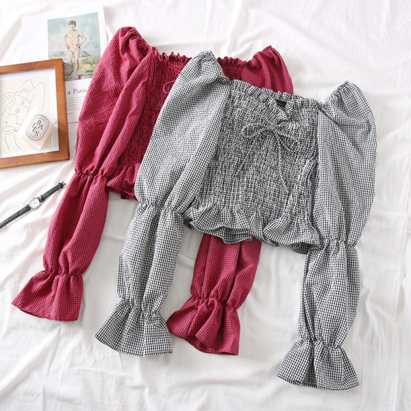 Kockás női blúz csónakos nyakkivágással és lótusz ujjakkal