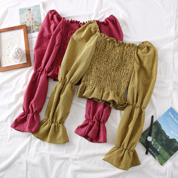 Kockás női blúz csónakos nyakkivágással és lótusz ujjakkal