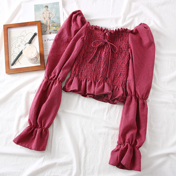 Kockás női blúz csónakos nyakkivágással és lótusz ujjakkal