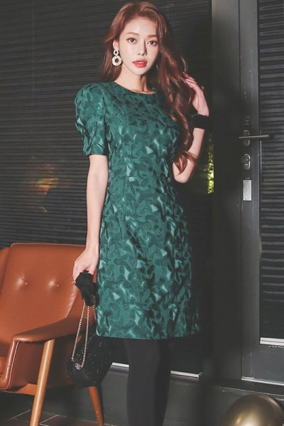 Modern női rövid zöld ruha ovális nyakkivágással és rövid ujjakkal