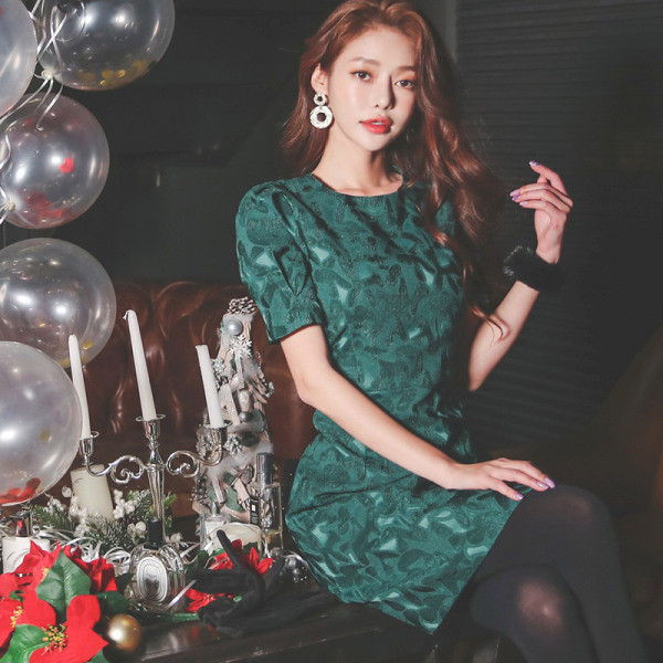 Modern női rövid zöld ruha ovális nyakkivágással és rövid ujjakkal