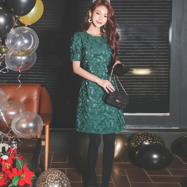 Modern női rövid zöld ruha ovális nyakkivágással és rövid ujjakkal