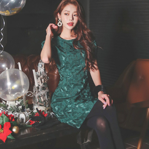 Modern női rövid zöld ruha ovális nyakkivágással és rövid ujjakkal