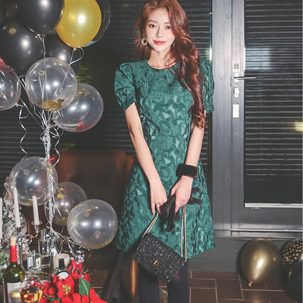 Modern női rövid zöld ruha ovális nyakkivágással és rövid ujjakkal